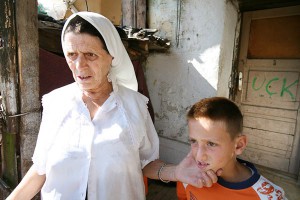 Città di Peja-Pec: nonna e nipote