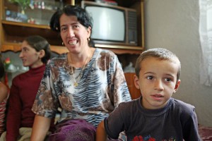 Villaggio di Shtaric: donna e bambino