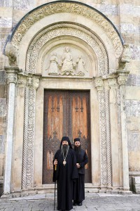 monaci-entrata-chiesa