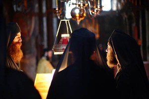 preghiera-monaci-serbo-ortodossi